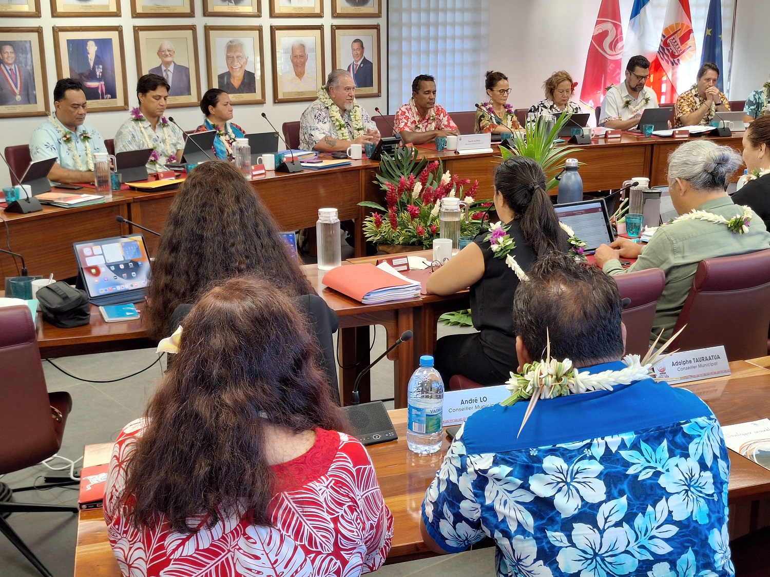 Le gouvernement s’est entretenu avec les élus municipaux, en marge du conseil des ministres (Crédit : Anne-Charlotte Lehartel).