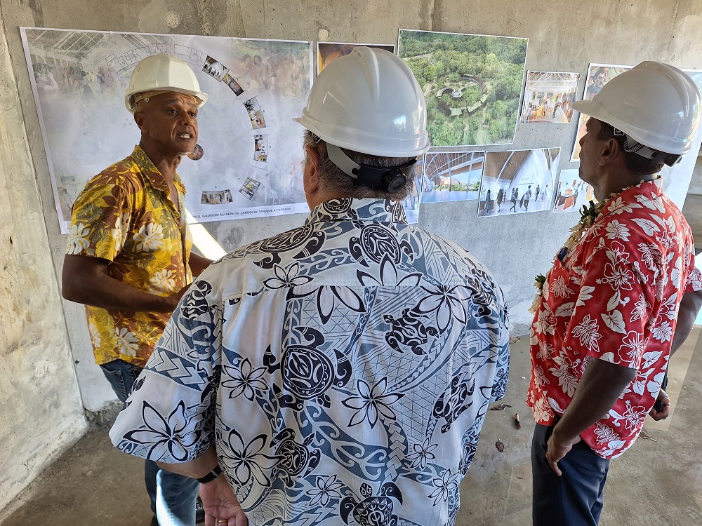 Point d’étape avec l’architecte, Xavier Dogo, qui a insisté sur l’intégration du projet au cadre naturel (Crédit : Anne-Charlotte Lehartel).