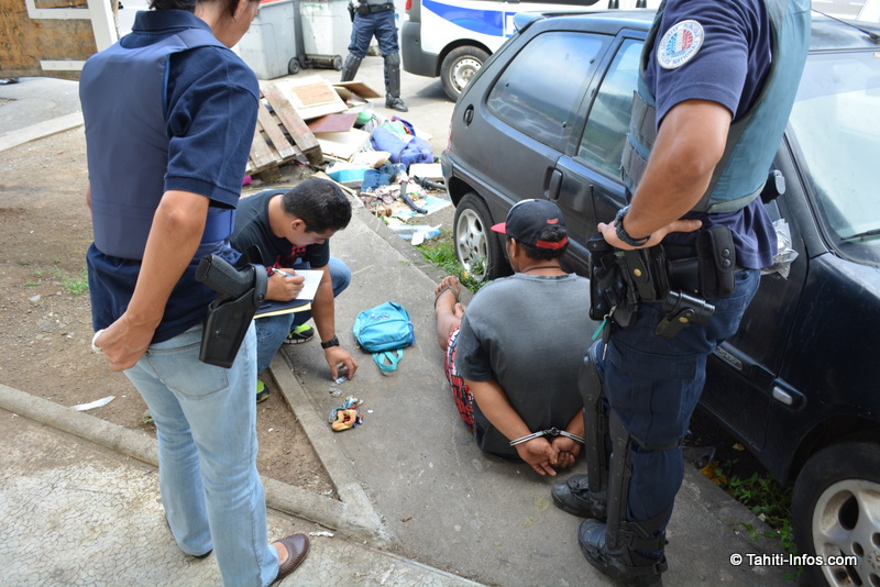 La délinquance concerne généralement les vols et les stupéfiants. Ici, des jeunes sont interpellés en flagrant délit de vente de paka.