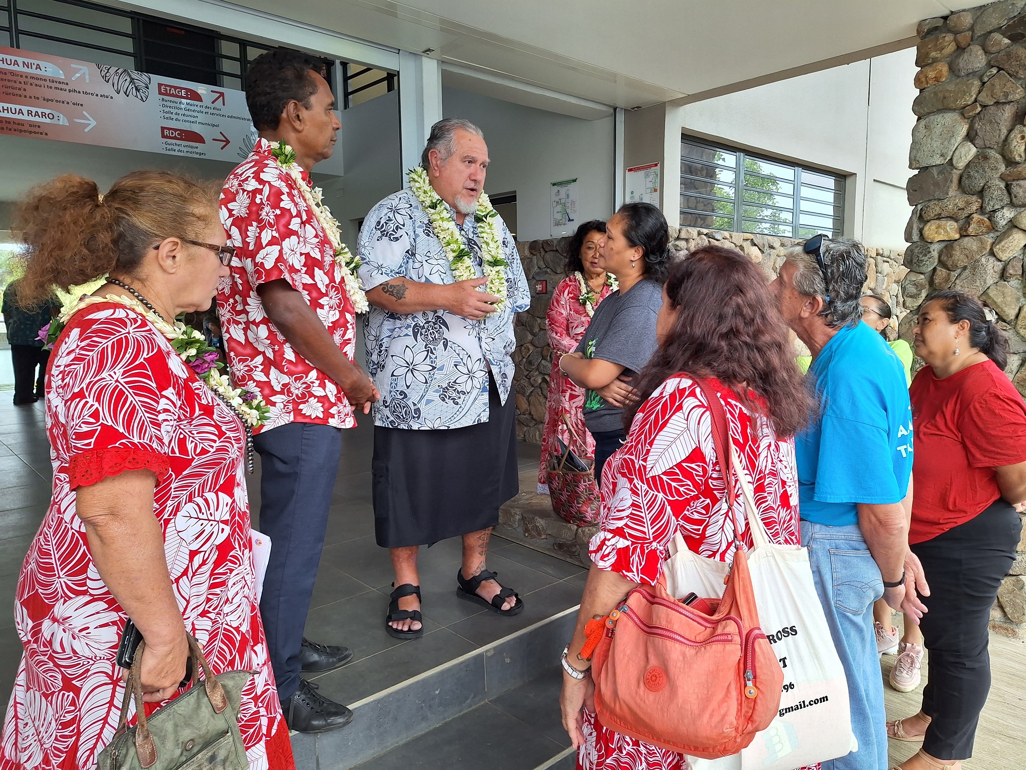 Moetai Brotherson a quitté la séance du conseil des ministres délocalisé pour rencontrer l’association des parents d’élèves du collège de Teva i Uta (Crédit : Anne-Charlotte Lehartel).