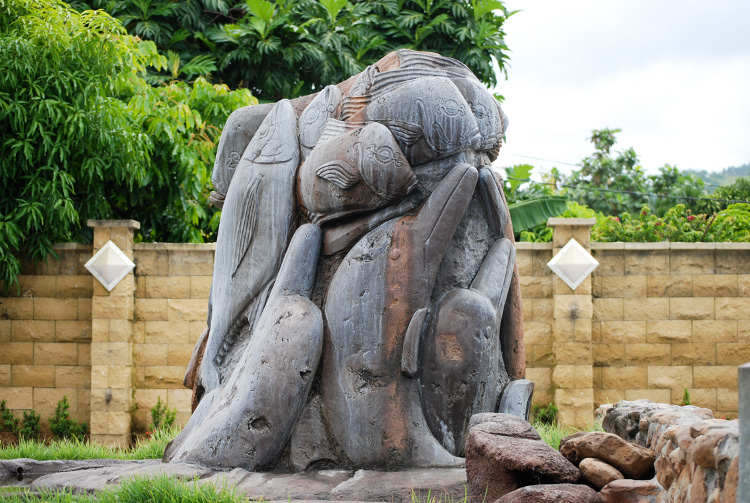 Cette grande sculpture qui représente la légende de Umu Pa’ura a été réalisée en avril 2009 par Jonathan Mancarelli, à la demande d’Antonio Mataoa et des propriétaires des lieux.