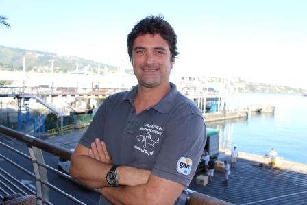 Nicolas Buray est spécialiste des requin. Diplômé de l’École pratique des hautes études, il est le créateur de l’observatoire des requins de Polynésie (ORP).