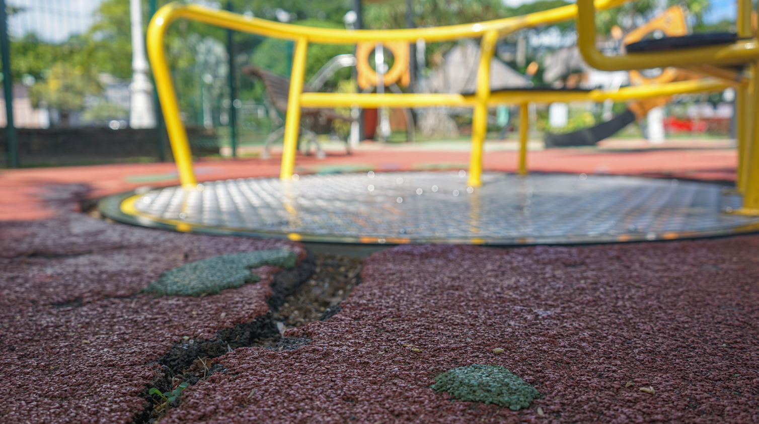 Le manège pour les Personnes à mobilité réduites (PMR), et ses signes d’usures.  Crédit : Tom Larcher