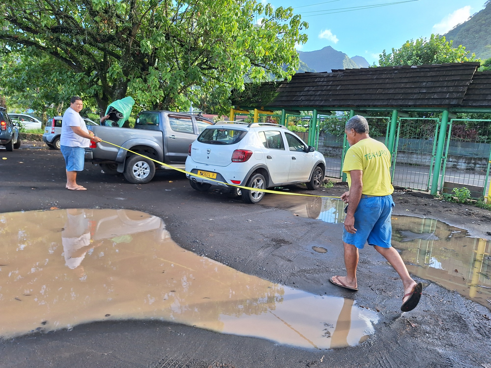 Lesta Parker et un autre forain, Joinville Reva, ont procédé aux mesures pour lancer la construction des stands (Crédit : Anne-Charlotte Lehartel).