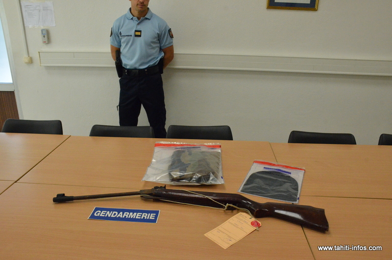 La carabine à plombs, la veste de treillis et la cagoule "trois trous" saisies par la gendarmerie après l'interpellation de l'auteur de ce braquage de pizzaria