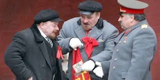 Au pied du Kremlin, Staline s'en prend à Lénine à coups de parapluie