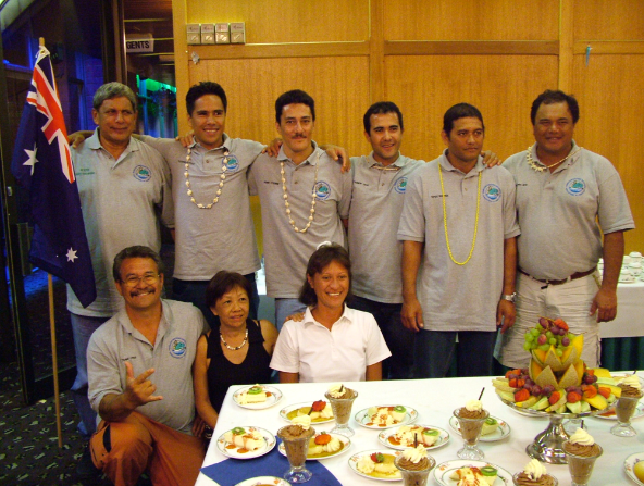 Léon a souvent accompagné en bon père de famille les délégations tahitiennes comme ici lors du tournoi OCéania en Nouvelle zélande