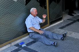 Un financier australien tend la main au retraité grec qui pleure, ami de son père