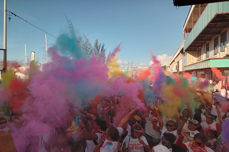 Avant de donner le top départ de la course, c'était le lâcher de couleurs ce samedi après-midi à Fare Ute - crédit photo SD