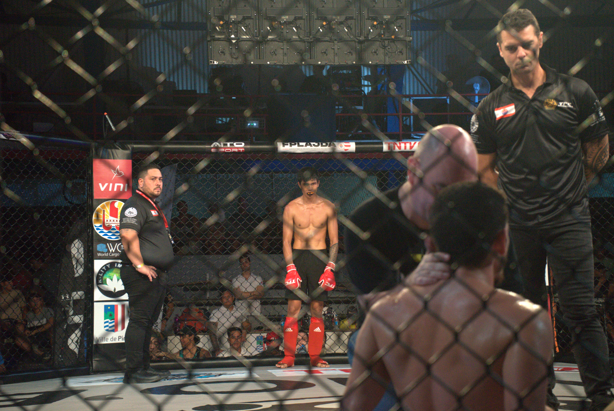 Kaoni, après le KO fulgurant qu'il a infligé à son adversaire.  Crédit : Tom Larcher