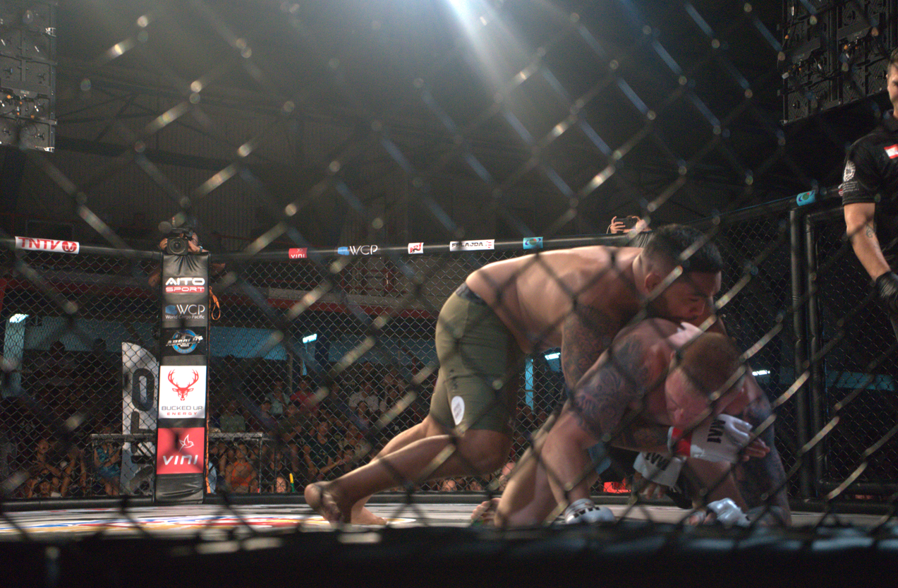 Teiki Nauta, qui prenait l'ascendant sur son adversaire, Dimitri Fogg.  Crédit : Tom Larcher