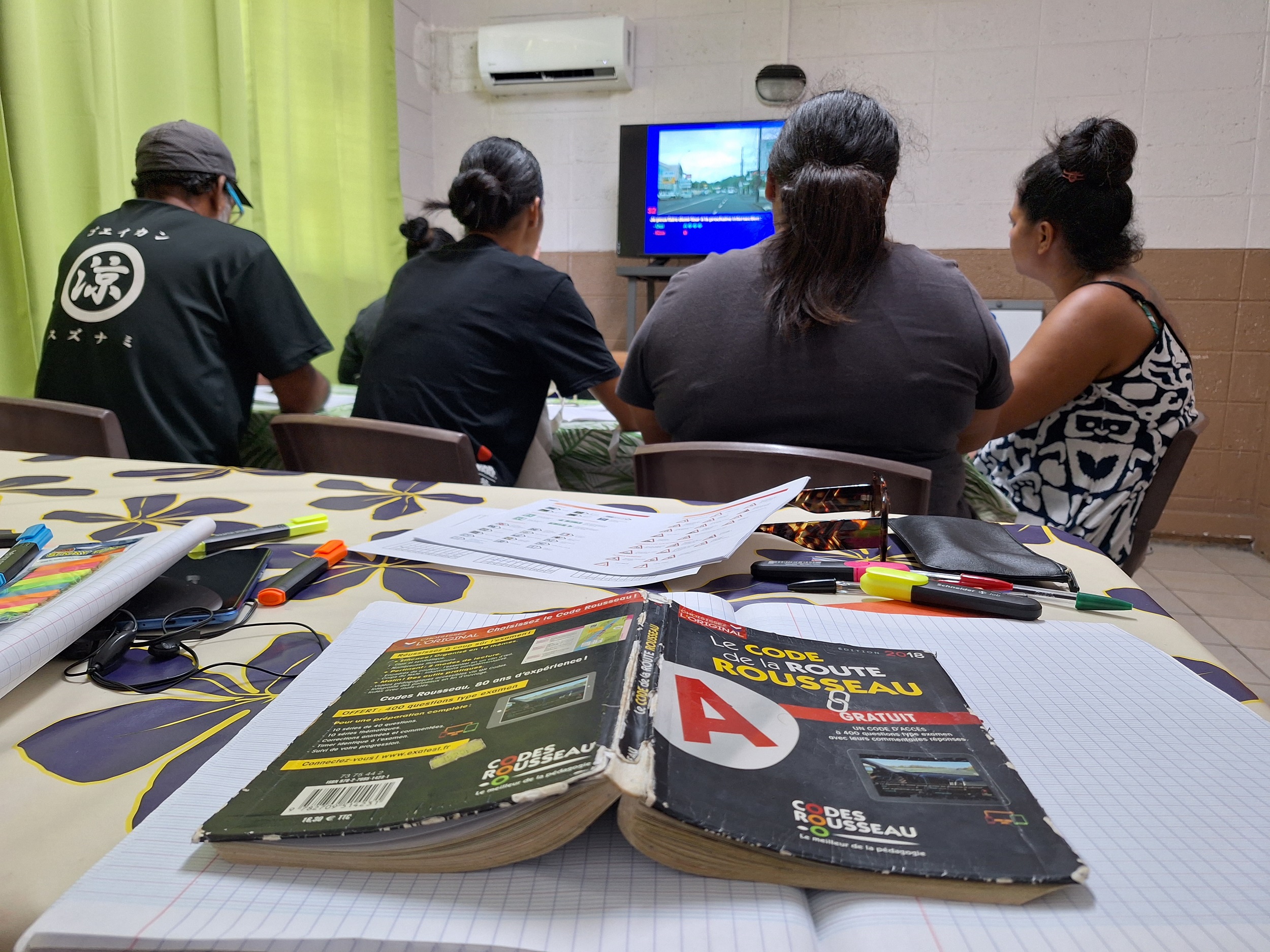 Séance de révision dans l’une des deux auto-écoles de Taravao concernées par ce dispositif à l’initiative de la Direction des transports terrestres (Crédit : Anne-Charlotte Lehartel).