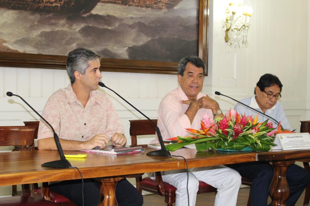 (De gauche à droite) Bran Quinquis, chargé de l'organisation du sommet du PLG, Édouard Fritch, président de Polynésie française, Manuel Terai, conseiller du président pour le Pacifique.