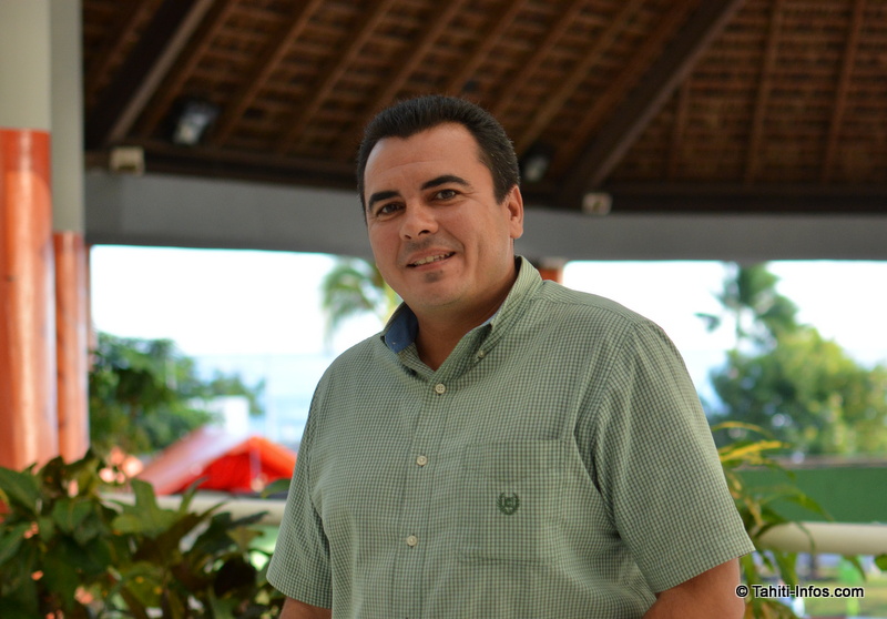 Teva Rohfritsch, numéro 4 du gouvernement Fritch et ministre de la Relance économique, à la sortie du comité de pilotage du Mahana Beach à la mairie de Punaauia le 9 juillet