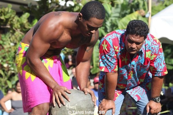 Marurai Peau, d'origine Tahitiano-caribéenne, remporte le concours du lever de pierre en 120 kg.