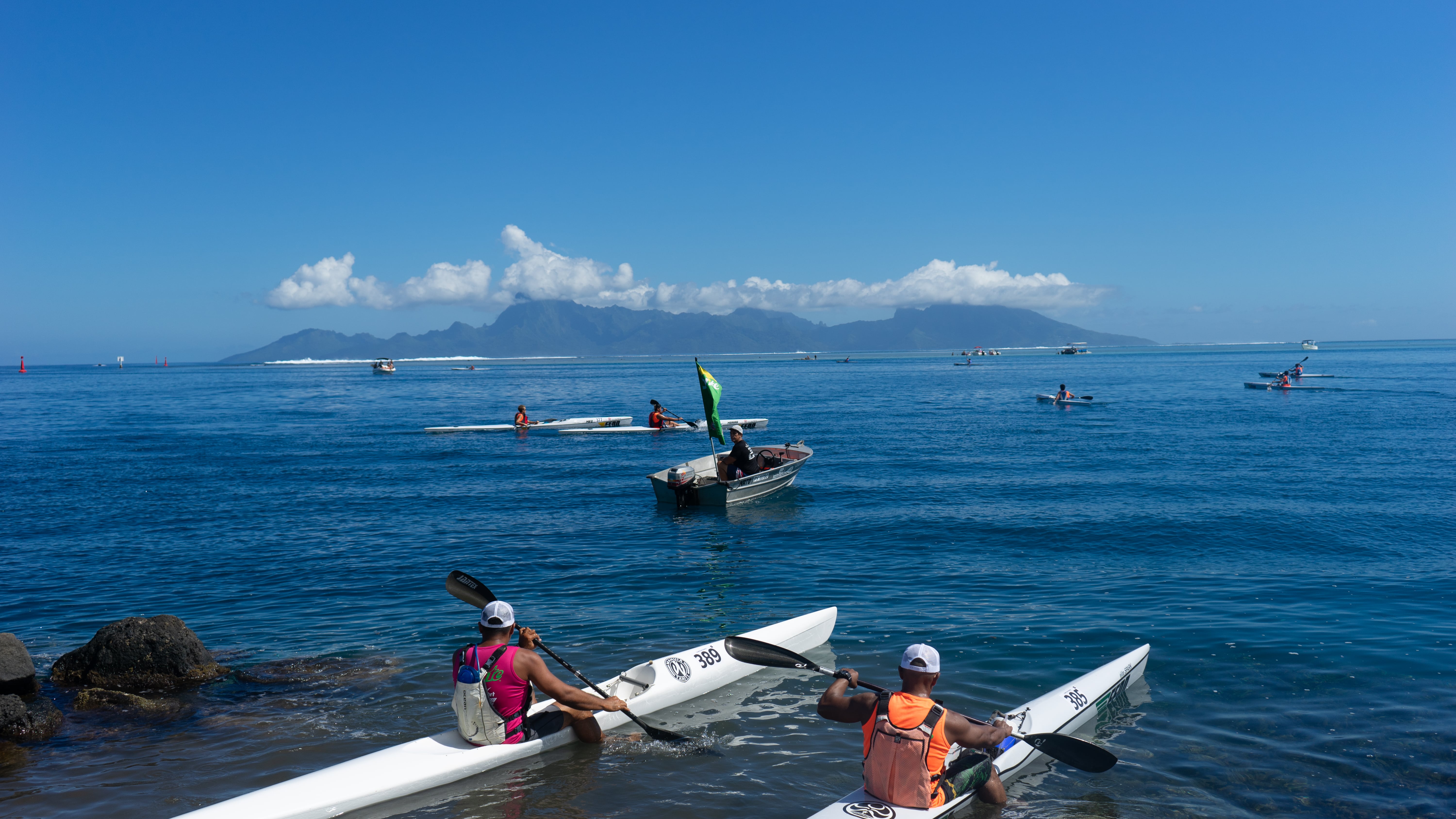 Mise a l'eau au club de Tahitian Paddle, à Punaauia.  Crédit : Tom Larcher
