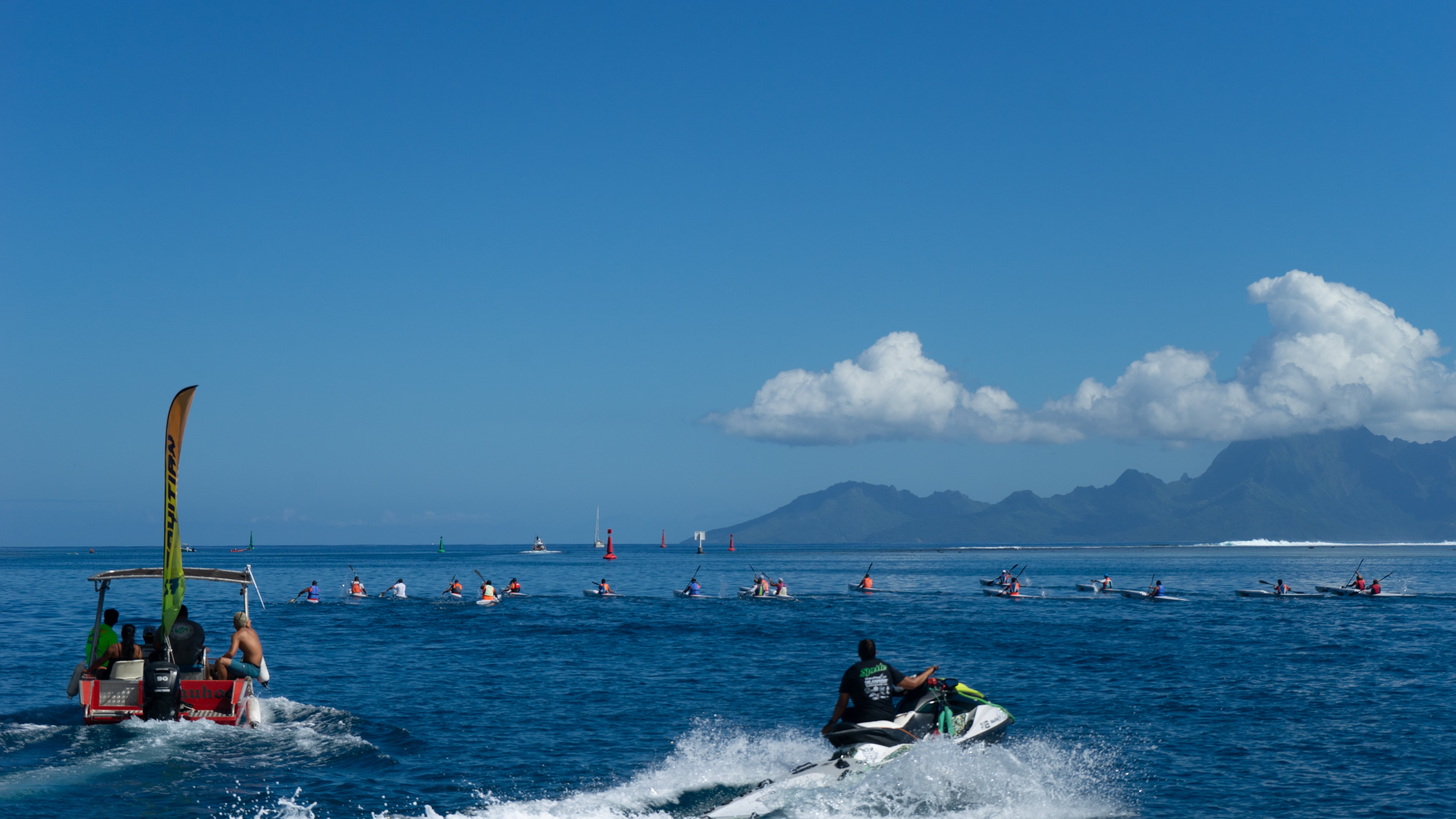 Les kayaks qui s’échauffent pour le départ, puis le départ en trombe.  Crédit : Tom Larcher