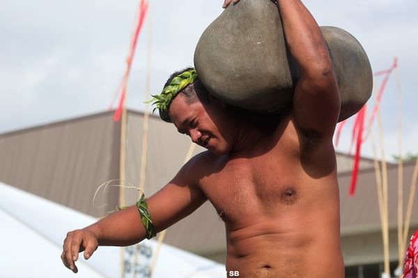 Eriatara Ratia, une 'force de la nature', ici avec 160 kg arrachés à la terre en 4 secondes.