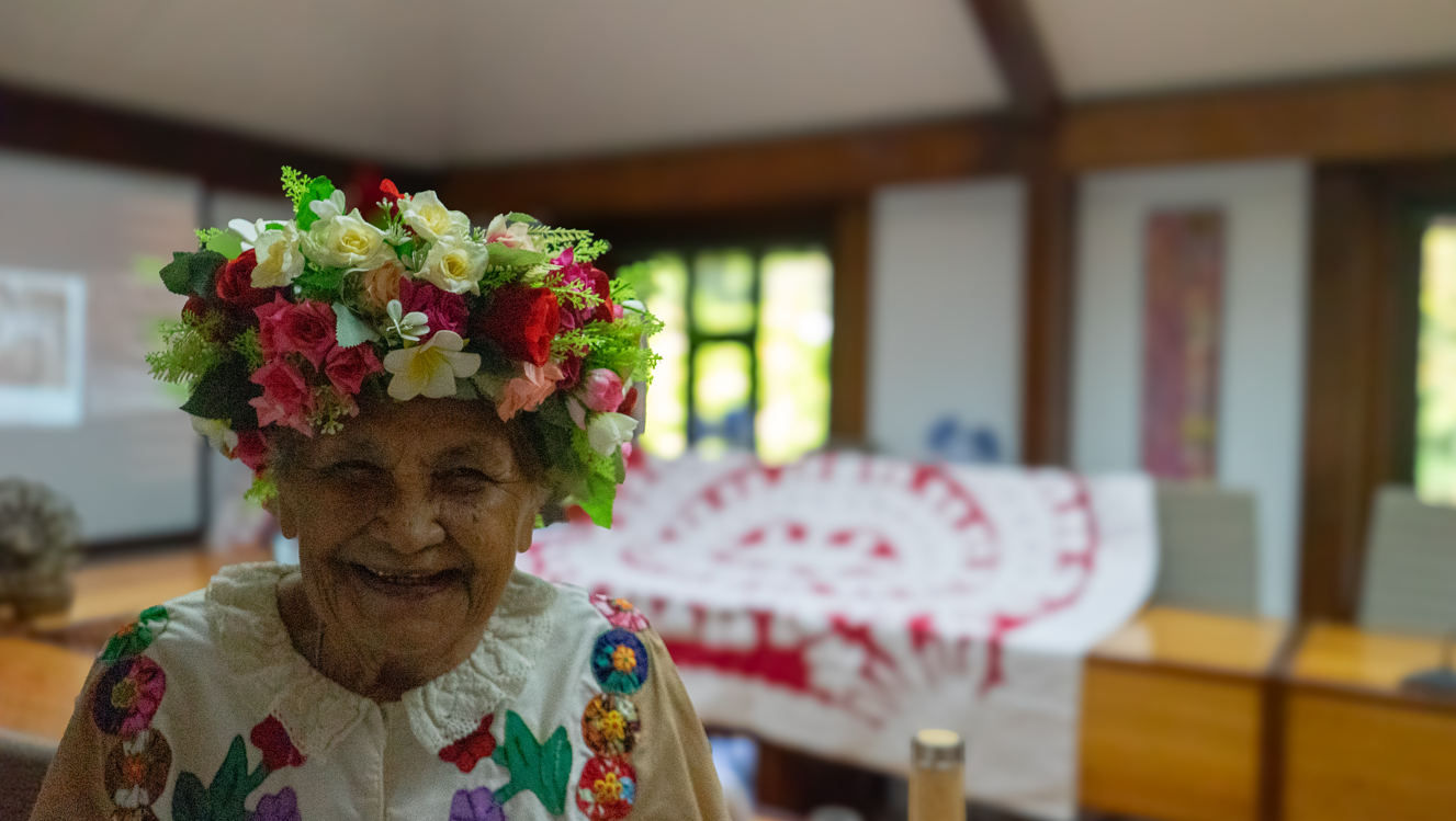 Mamie Virginie avec un Tifaifai de sa création.  Crédit : Tom Larcher