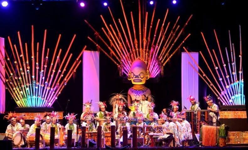 L'orchestre Heikura Nui sur la scène de To'ata en 2014.