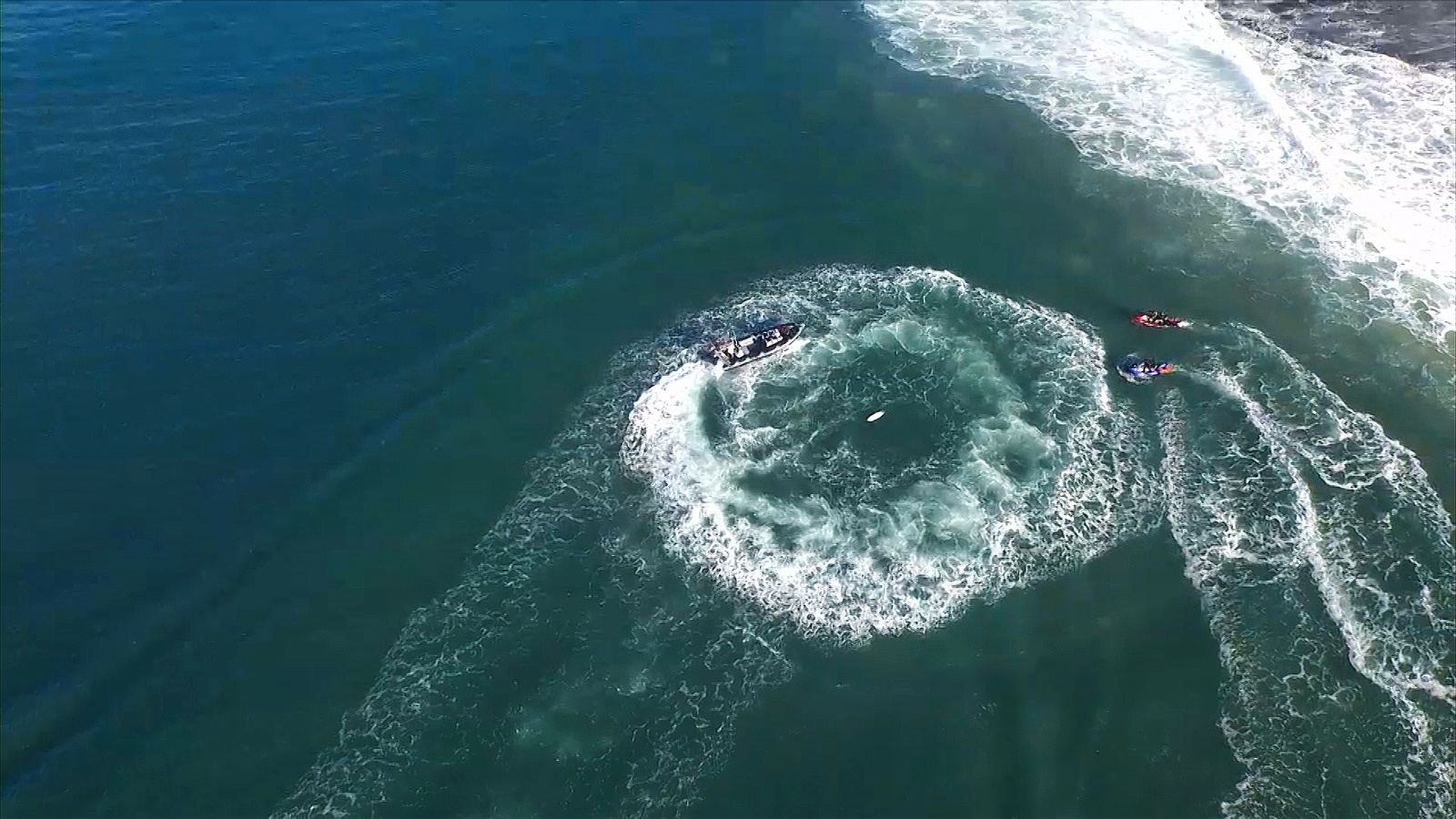 Surf pro - Championnat du Monde : Attaque de requin en pleine finale, la compétition arrêtée.
