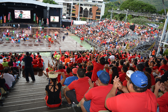 4000 personnes sont venues dimanche matin tôt assister à la retransmission en direct à To'ata de la finale mondiale de beach soccer.