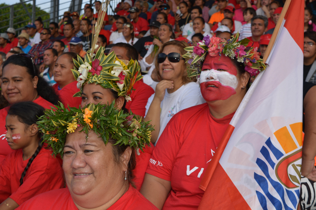 Les femmes supportrices des Tiki Toa ne sont pas en reste : elles soutiennent leur équipe à fond et donnent de la voix quand c'est nécessaire.