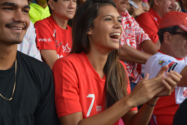 En sportive elle-même accomplie Miss Tahiti 2015, Vaimiti Teiefitu est venue supporter les Tiki Toa, et elle s'en donne à cœur joie quand les Tahitiens reviennent au score.