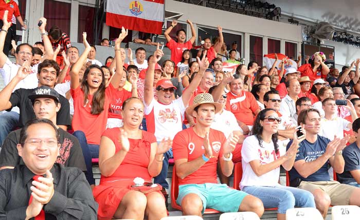 Au centre de la photo (casquette rouge) Edouard Fritch, le président du Pays. Il a assisté au match à To'ata avec le ministre des sports René Temeharo et le ministre de la relance économique Teva Rohfritsch. Le président A l'issue du matchdu Pays a remercié "tous les joueurs d'avoir porté si haut les couleurs de la Polynésie dans cette compétition internationale et de contribuer ainsi au rayonnement de notre fenua".