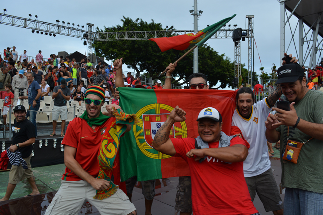 Une poignée de supporters portugais venus assister au match à To'ata célèbre SA victoire, mais l'amitié avec les Tahitiens reste bien présente même si les premiers sont sacrés champions du monde.