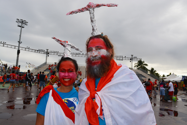 Le couple le plus déguisé venu supporter les Tahitiens, lui s'est surnommé Tiki, elle Toa…