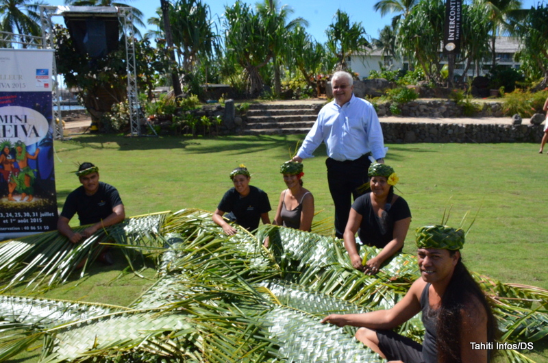 Thierry Brovelli, le directeur général de l'hôtel, autour de tresseurs de ni'au, vous attend à compter du 23 juillet.