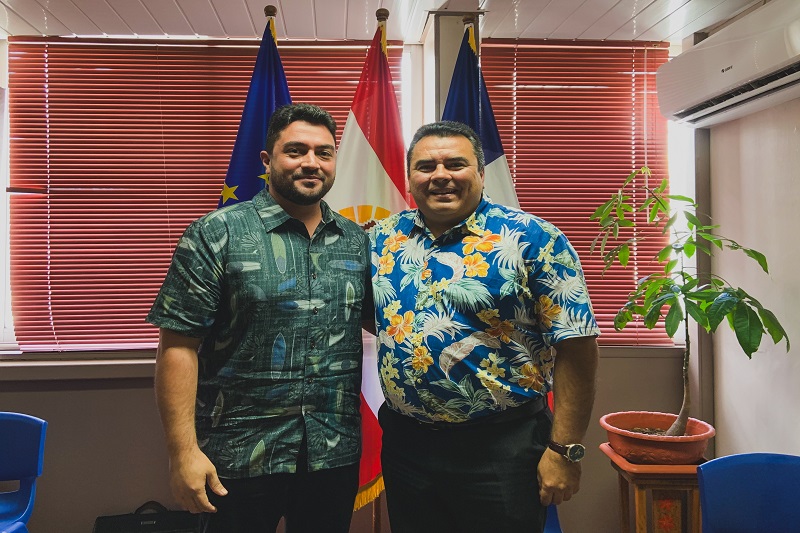 Teva Rohfritsch, à gauche, a apporté son soutien ce vendredi matin à Moerani Frébault, à droite, directeur général des services de Hiva Oa, qui se présente sur la liste macroniste de Valérie Hayer aux élections européennes du 8 juin prochain. Crédit photo : Thibault Segalard.