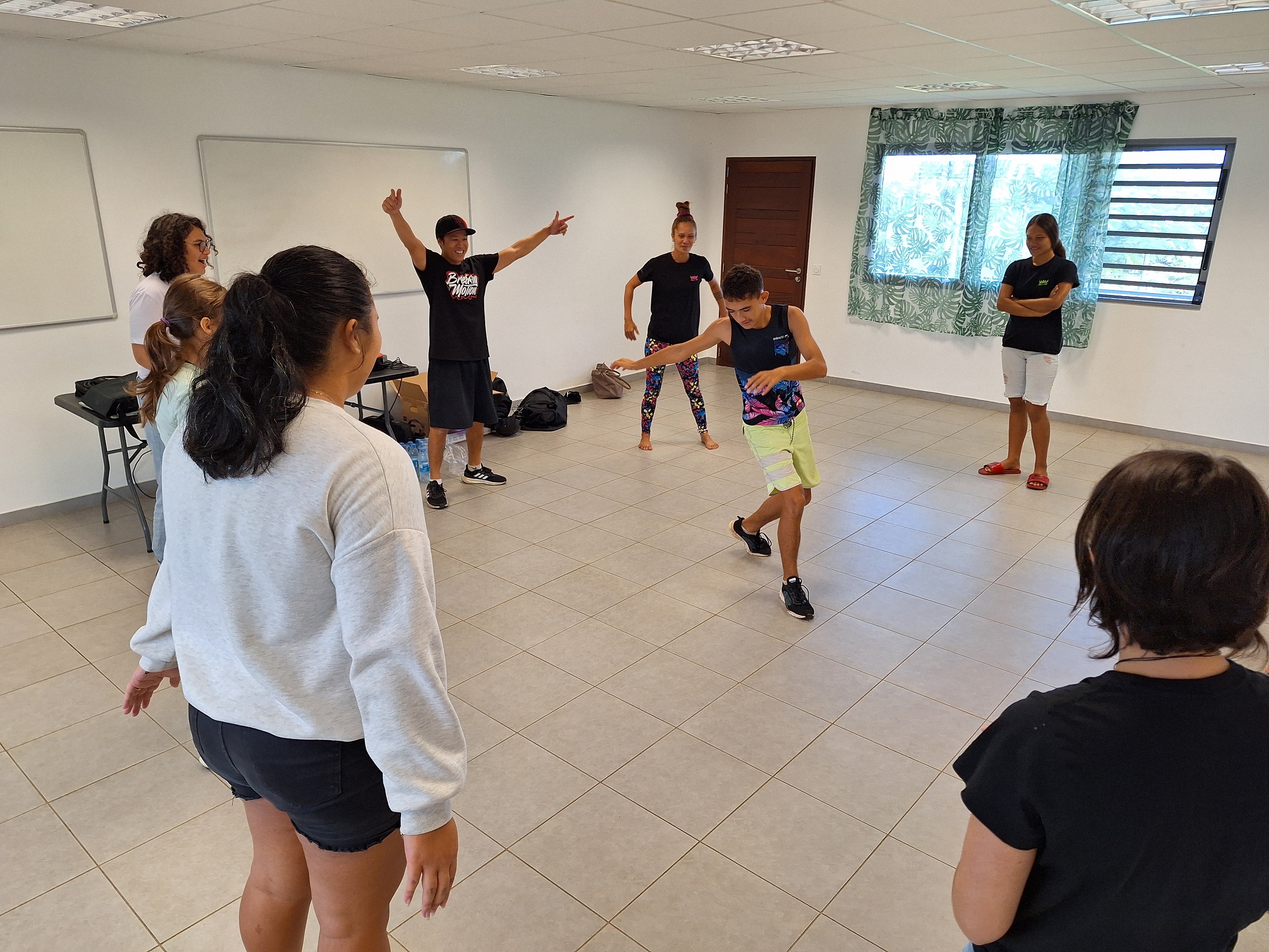 Les adolescents sont rapidement entrés dans la danse.
