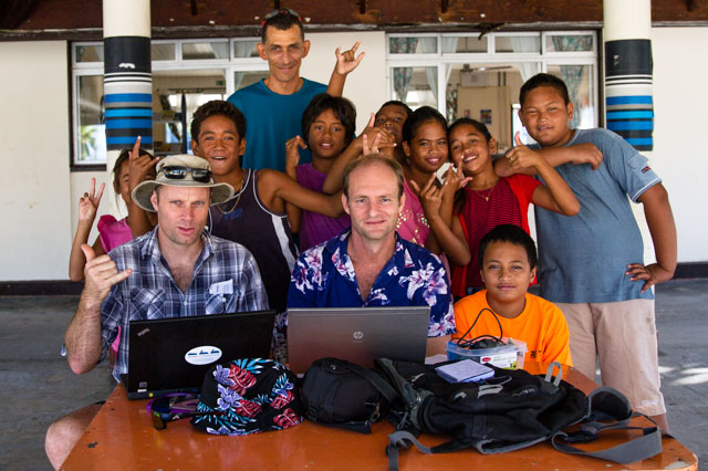 Des membres du projet avec des enfants des Tuamotu (crédit : Island Conservation)