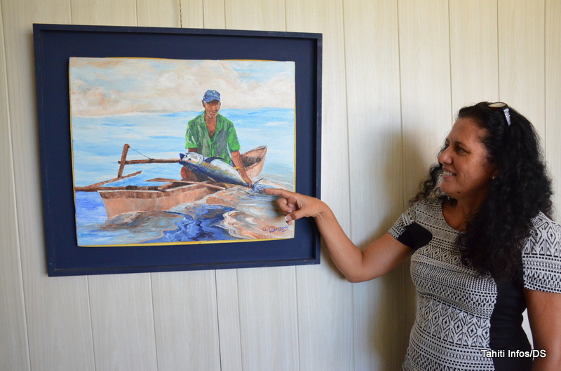 Valérie Prokop devant une toile de Gilbert Chaussoy, qui représente un pêcheur de thon dans une pirogue.