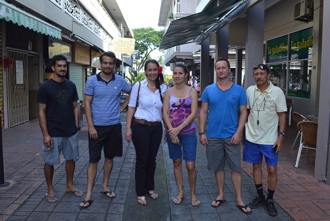 Hinatea Tama-Georges et Heifara Brothers (responsible de l'embellissement et espaces verts à la mairie) sont allés à la rencontre des commerçants pour organiser le grand nettoyage des dalles.