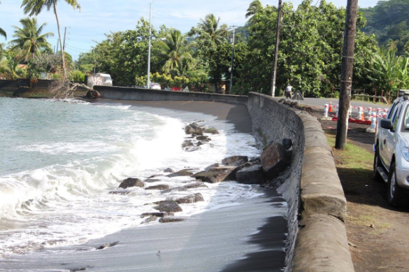 A Mataiea, la mer va grignoter la route, par dessous.