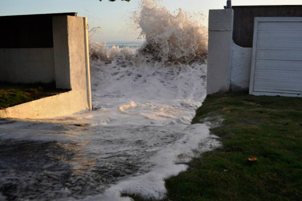 A Paea, la mer est rentrée dans quelques jardins