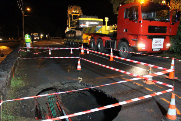 Au PK 45 à Mataiea, la mer a grignoté la route par en-dessous. Dans la nuit de mercredi à jeudi, des travaux ont été faits en urgence.