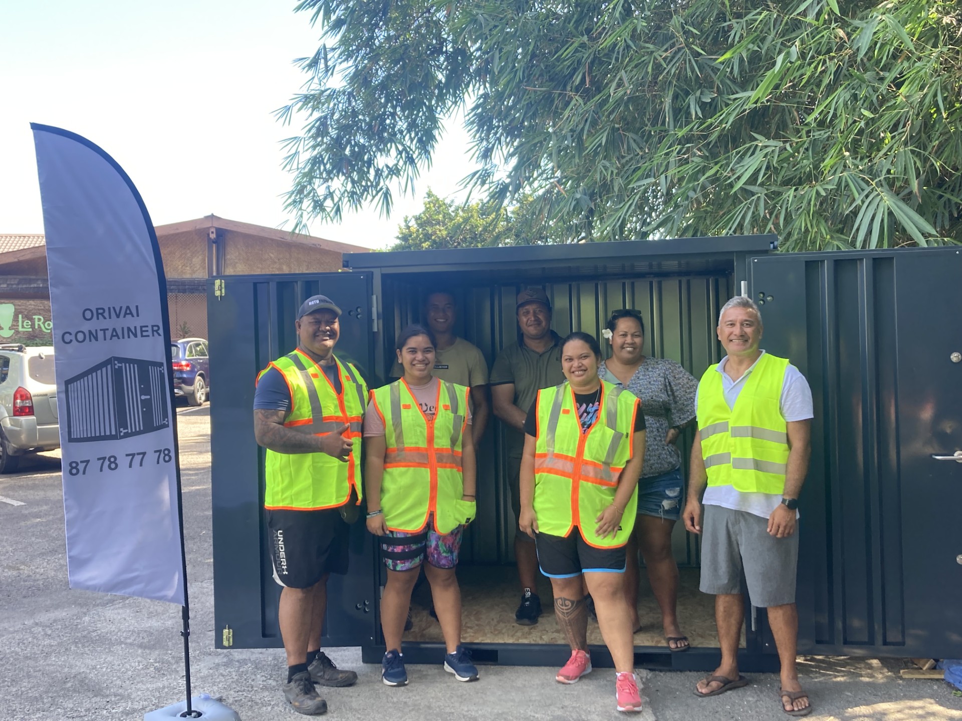L’inauguration du conteneur de stockage en kit, avec les prestataires GG construction et Hotu express.