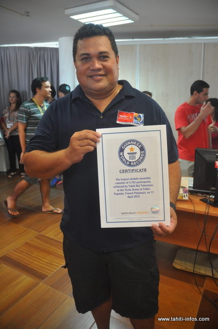 Emile Ariipeu, à l'origine de ce record du monde est fier de recevoir ce certificat qui représente énormément pour la Polynésie