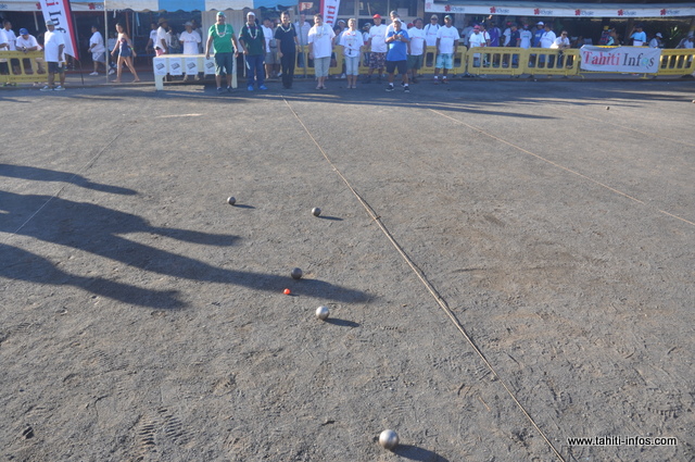 Les officiels ont ouvert le tournoi avec le tir au cochonet