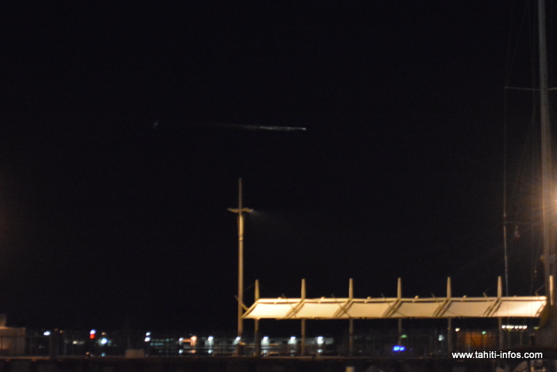 L'objet peu avant sa désintégration au large de Papeete.