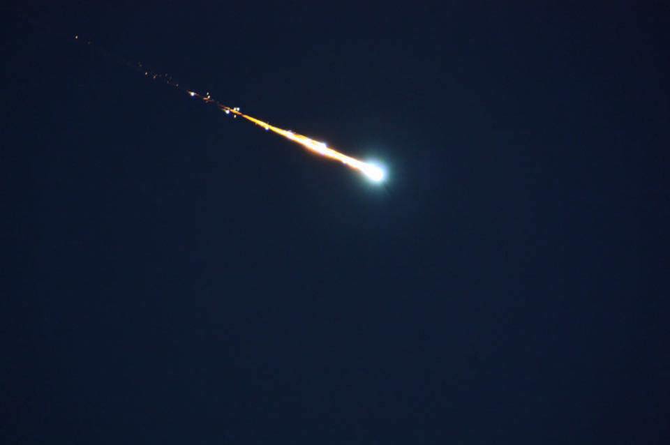 Une boule de feu entre Tahiti et Moorea