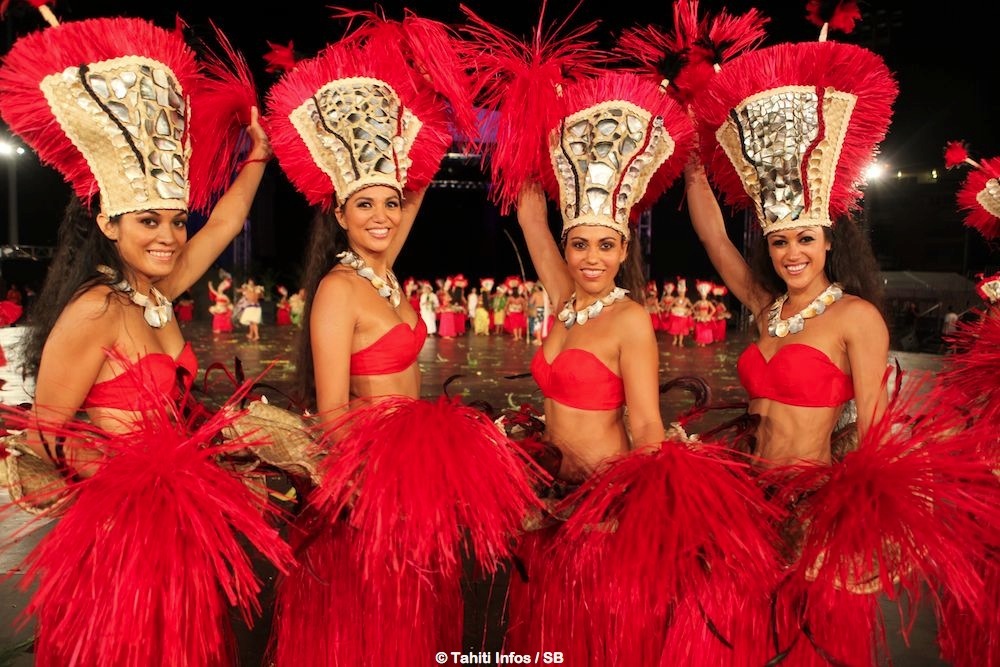 Manavarii Ravetupu, 2e à partir de la gauche.