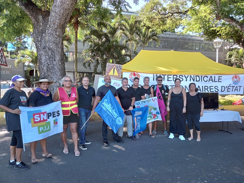 L'intersyndicale des fonctionnaires d'État de Polynésie (CFE-CGC, CGT, Fnec FP-FO Polynésie, FSU et Solidaires Douanes) et qui regroupe des agents des douanes, de la police nationale, de l'éducation, de l'aviation civile et de services administratifs et financiers de l'État.