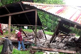 Puissant séisme en Indonésie: bâtiments endommagés, un adolescent porté disparu