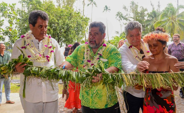 L'inauguration du fare pote'e s'est faite en présence du maire de la commune Patrice Jamet ainsi que du Président du Pays, Edouard Fritch.
