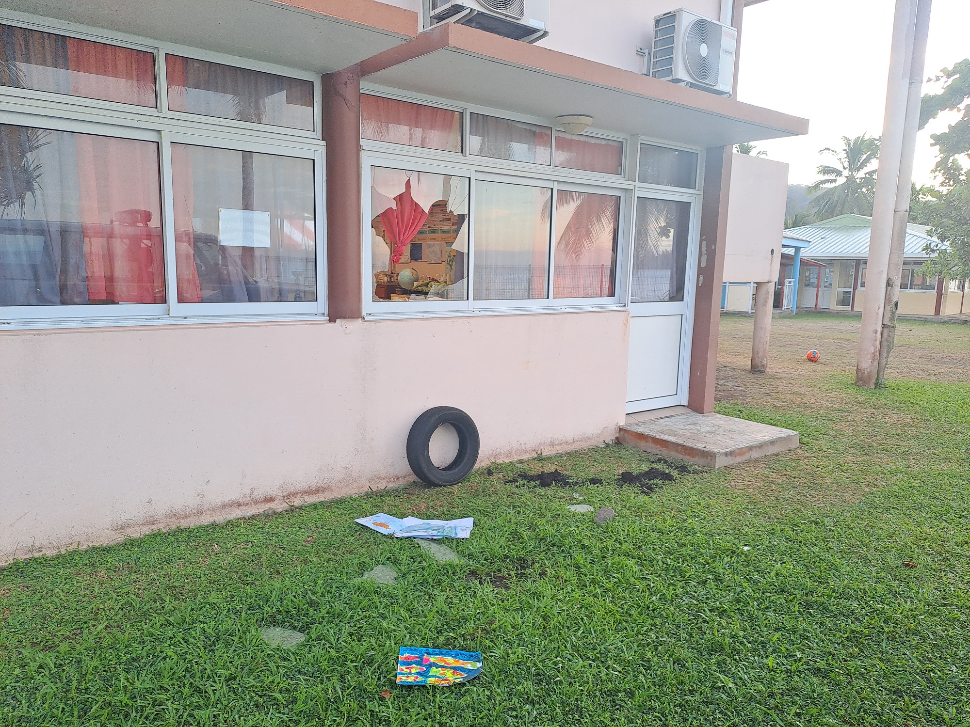 Le double vitrage d’une classe a été brisé avec des pierres, dans la nuit de mardi à mercredi (Crédit : Commune de Teva i Uta).